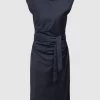 Windsor. Windsor Cocktailkleid Mit Knotendetail - Marineblau 2 Windsor. Windsor Cocktailkleid Mit Knotendetail - Marineblau -Rockreich Store 71746j29659jchpgah4k6kq26kpkkc1nad3kohacah14uihga53j6d2364p38lhna98jidab6l0k4jho853jie1p61hj2d9pcli66chkc8p66e9ncph68cpi61i62or66th3aco