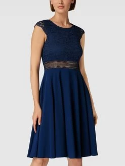 V.M. Cocktailkleid Mit Spitzenbesatz - Blau -Rockreich Store 90qkce9p9h658kam8crjcc2j8cr38jq26l1lachkah83gc9o9p2kehaja914mkqm9l1ksdqf8t8j4ha5a4o36oj669i3ee9oc4s6cphk69j3ee9m64sjed326krm4c1h70rmcc0