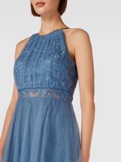V.M. Cocktailkleid Mit Spitzen-Besatz - Rauchblau -Rockreich Store 9t134chpa1132kakagr56ji464ojal9o992kog9ha8q4ehal8p44gja368pkucq991558kal9h13gk9g9p3m8d1pckomcdr6chh68d1k68sm8ob1c5imaoj1c4s66eb664sm4do